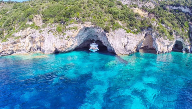 PAXOS, ANTIPAXOS E AS CAVERNAS AZUIS COM O VILAREJO DE GAIOS