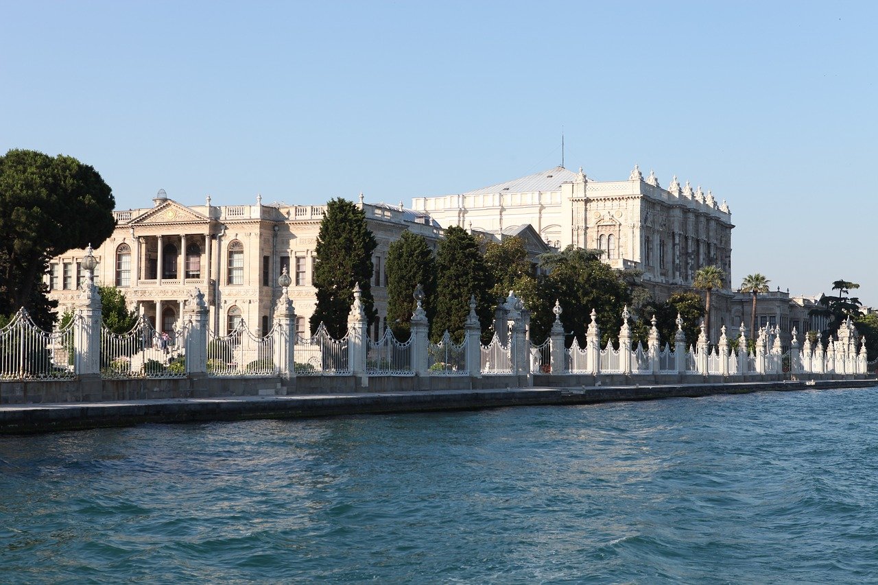 LE PALAIS DE DOLMABAHCE AVEC LA COLLINE DE CAMLICA
