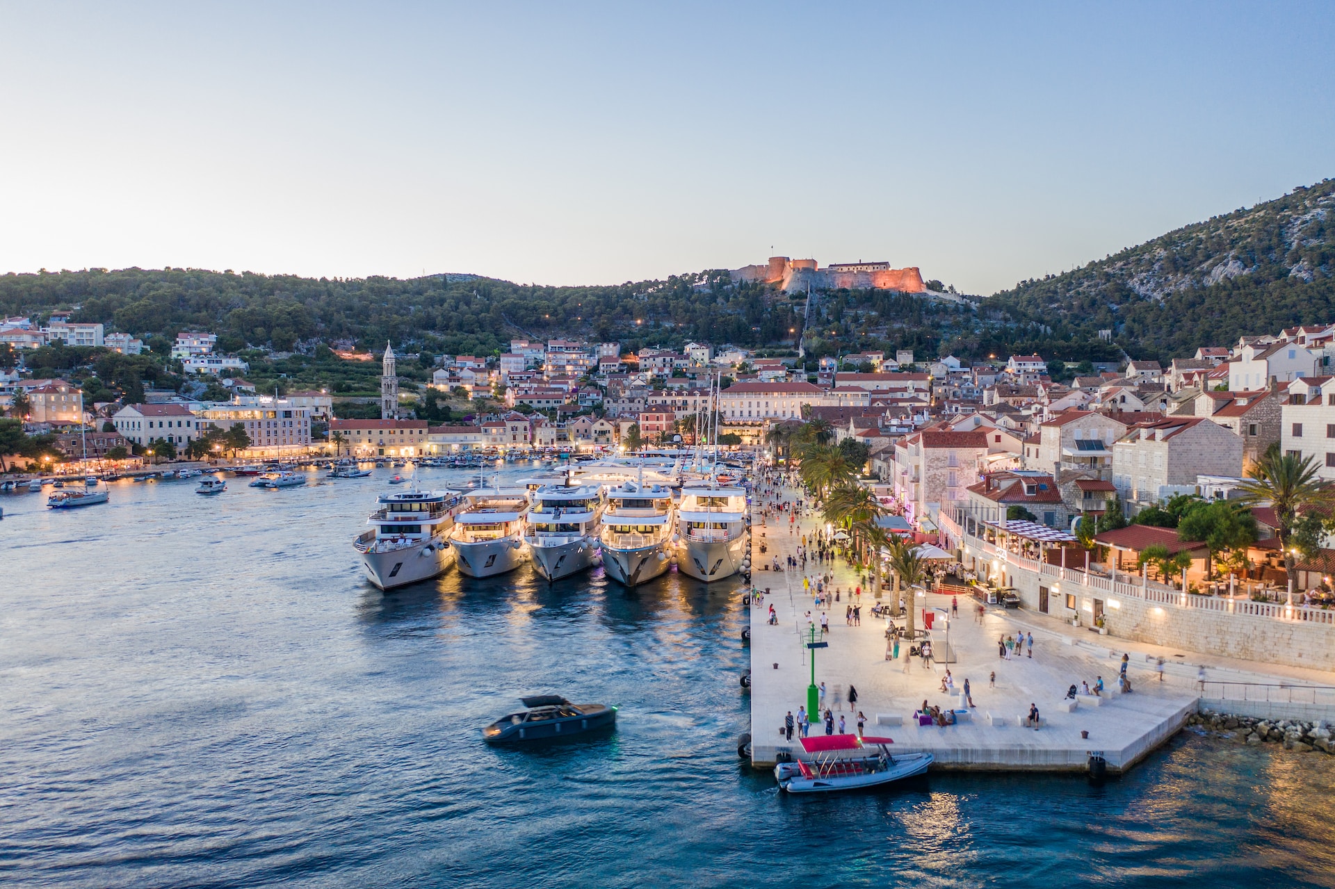 DE MAKARSKA A STARI GRAD