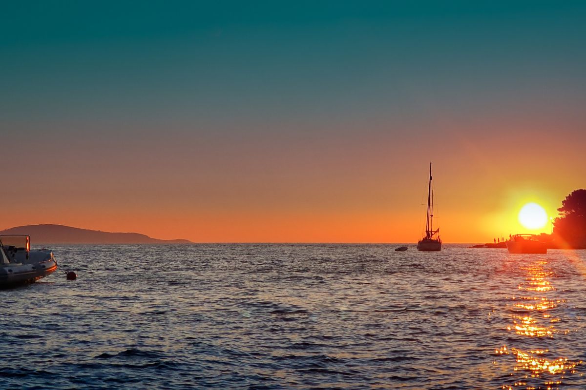 PAKLENI DESDE HVAR AL ATARDECER