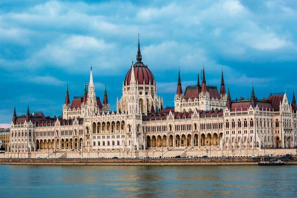 COMPLETE DANUBE: BUCHAREST- VIENNA