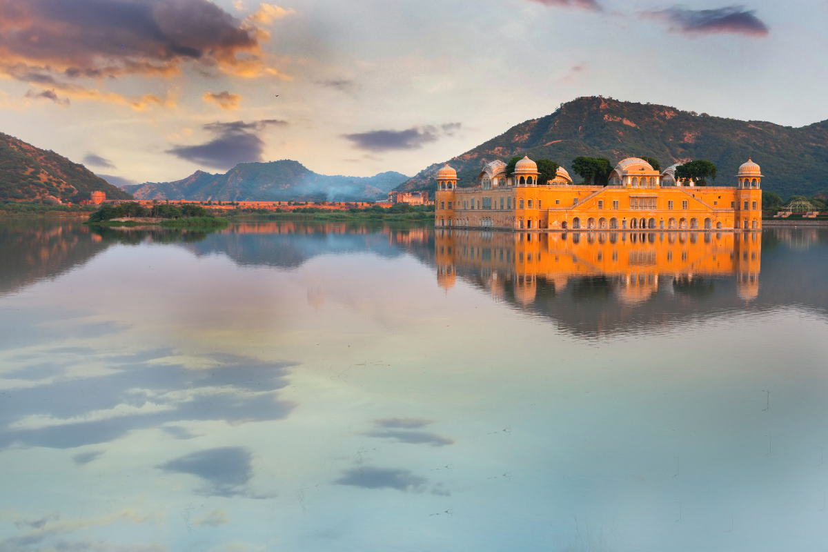 AGRA - ABHANERI - JAIPUR: TOWARDS THE PINK CITY