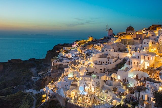 Foto de la costa de Santorini por la noche