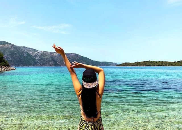 Foto de mujer frente al mar en Ítaca