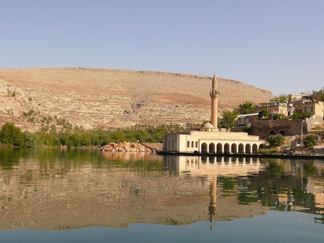 Construcción a los pies de un espejo de agua.