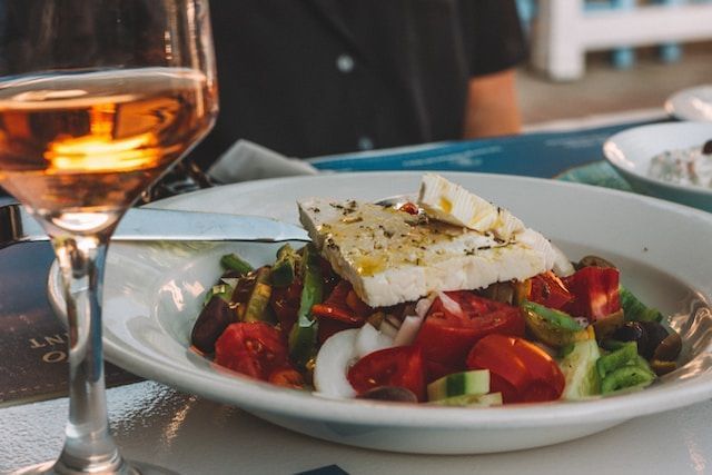 Ensalada fresca y vino