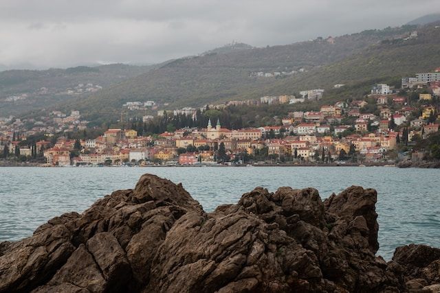 Rocks, mirror of water and buildings