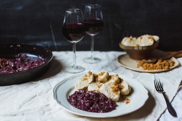 Plato de comida y copas de vino