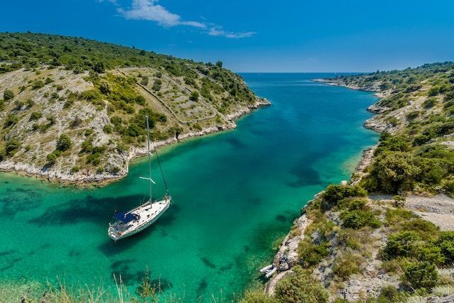 Mar, bote y tierras con vegetación