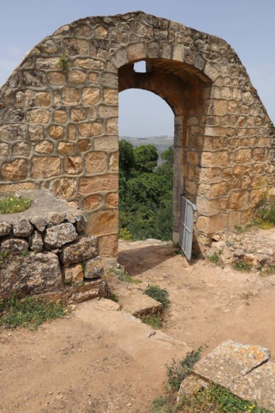 Entrada antigua sobre colina