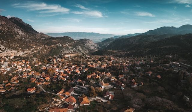 Foto de montañas y pueblo de Arachovia