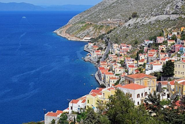 Foto del mar Egeo y la costa de Symi